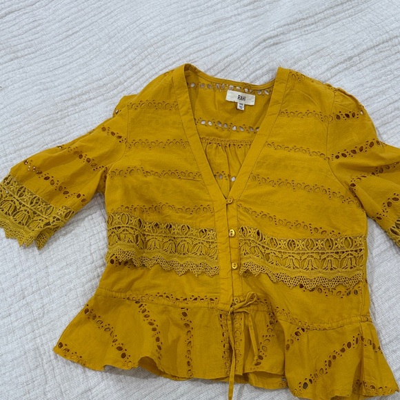 Chic Mustard Lace Blouse - Picture 1 of 1
